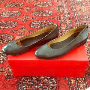 Robert Zur black leather flats (style: Chloe)